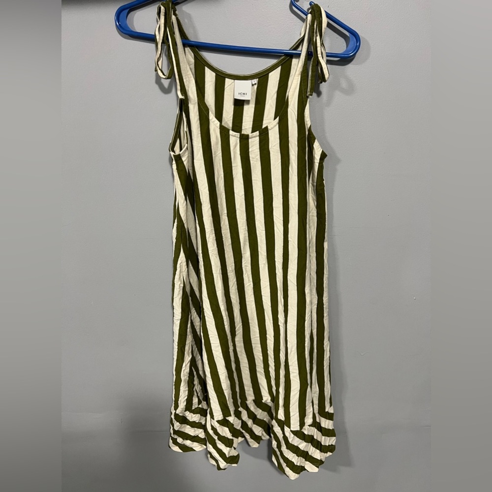 Cute white and green dress. Size is S brand is ichi